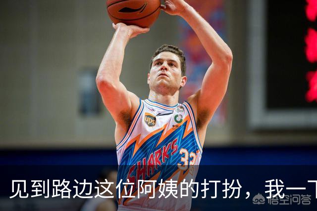 见到路边这位阿姨的打扮，我一下理解了“紫色也很有韵味”这句话